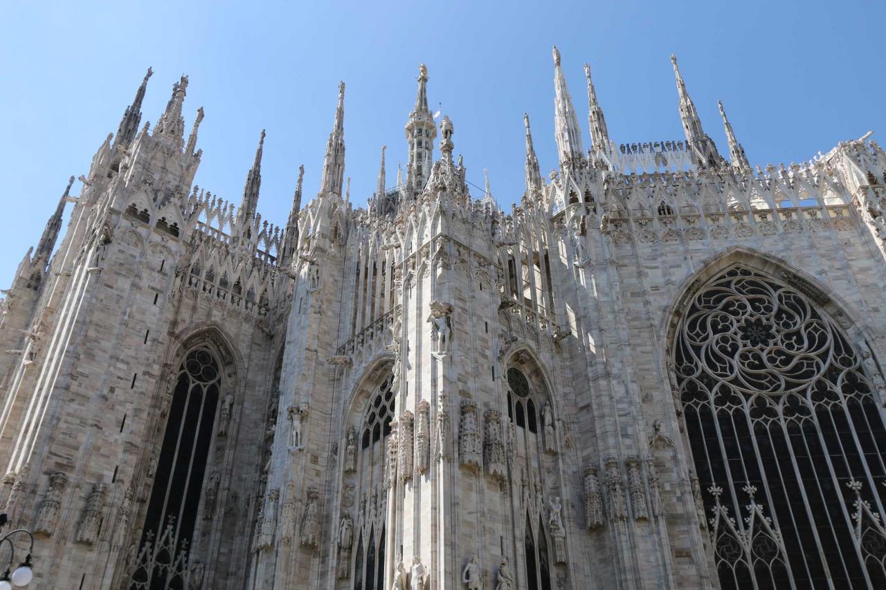 l’extérieur de la cathédrale est une véritable dentelle de pierre