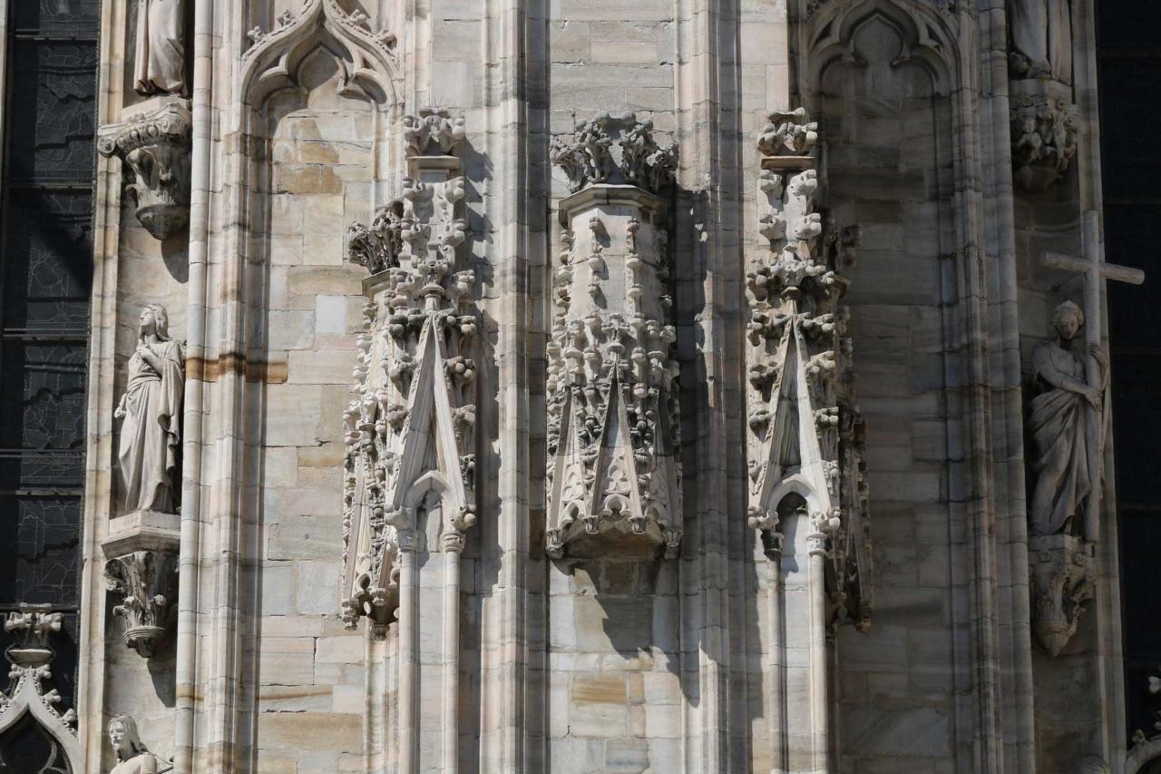 2000 statues de marbre blanc ainsi que 136 flèches ornementales