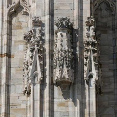 2000 statues de marbre blanc ainsi que 136 flèches ornementales