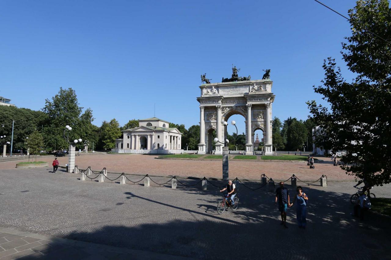 Il marque le début du Corso Sempione la route qui relie Milan à Paris