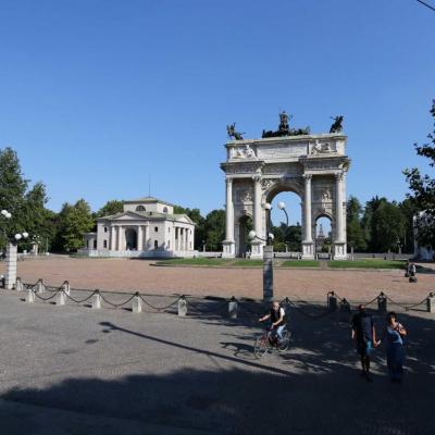 Il marque le début du Corso Sempione la route qui relie Milan à Paris