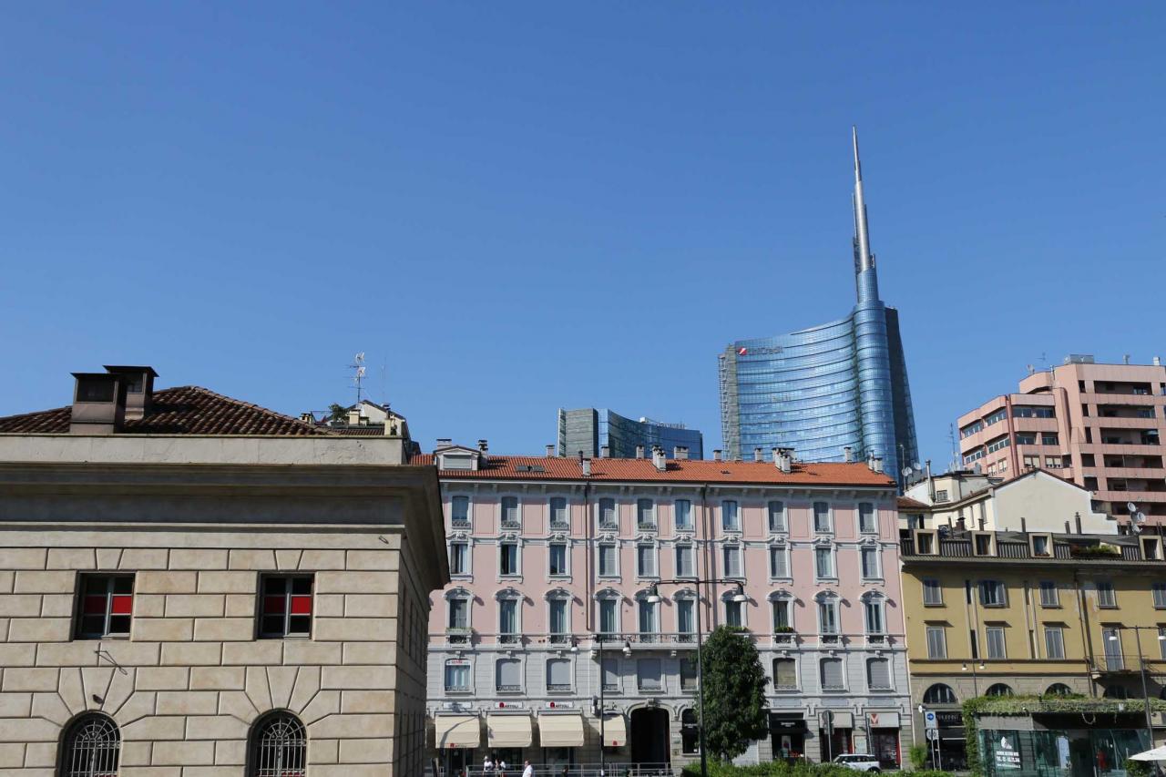 La tour Unicrédit, du haut de ses 231m se détache des vieux immeubles 