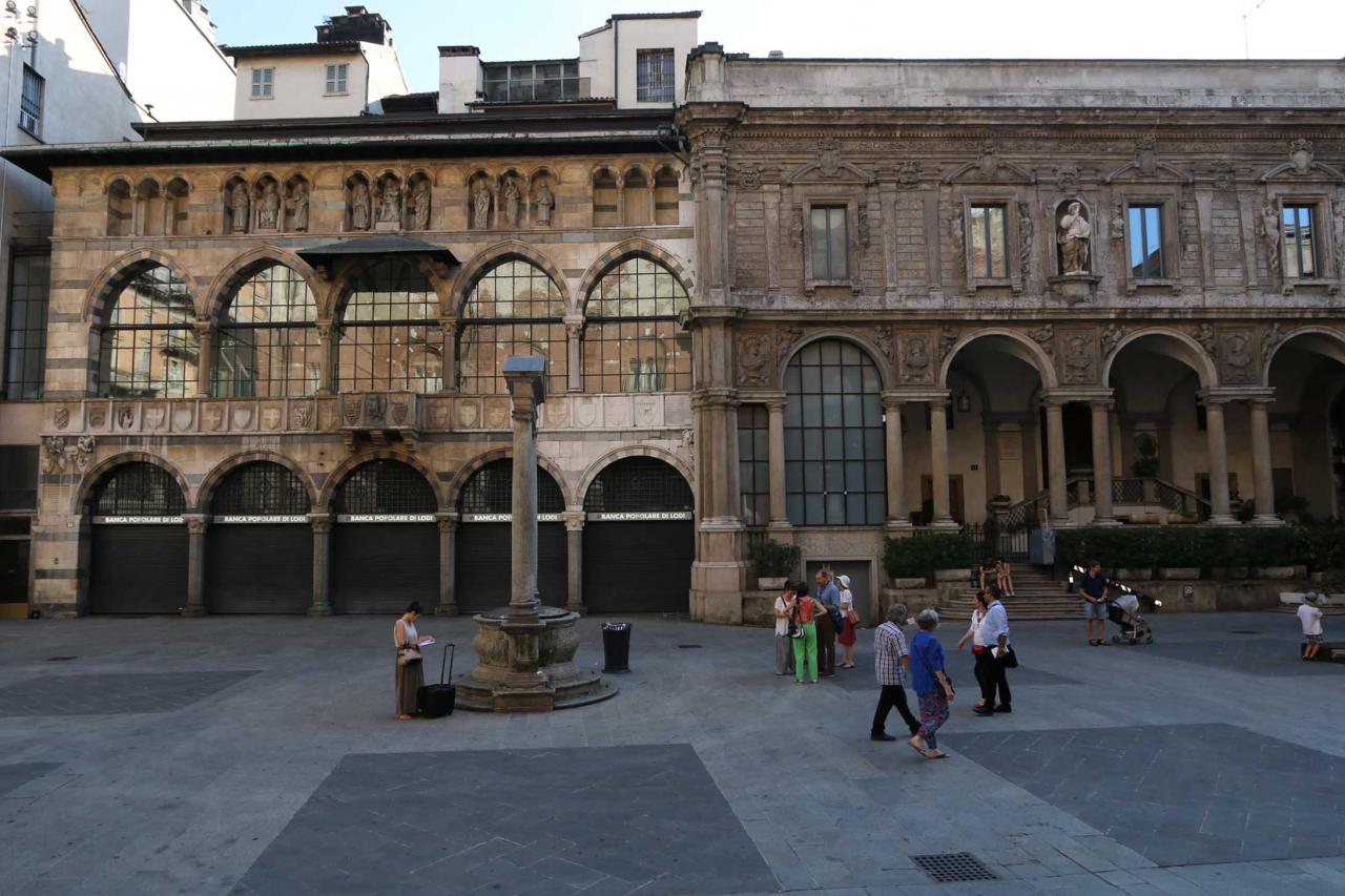 Piazza Mercanti est une place pittoresque tout près du Duomo