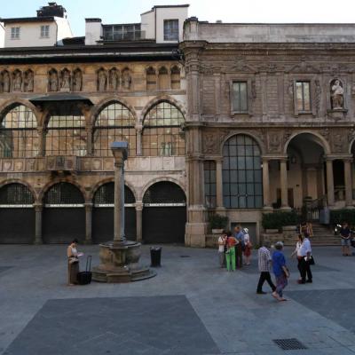 Piazza Mercanti est une place pittoresque tout près du Duomo