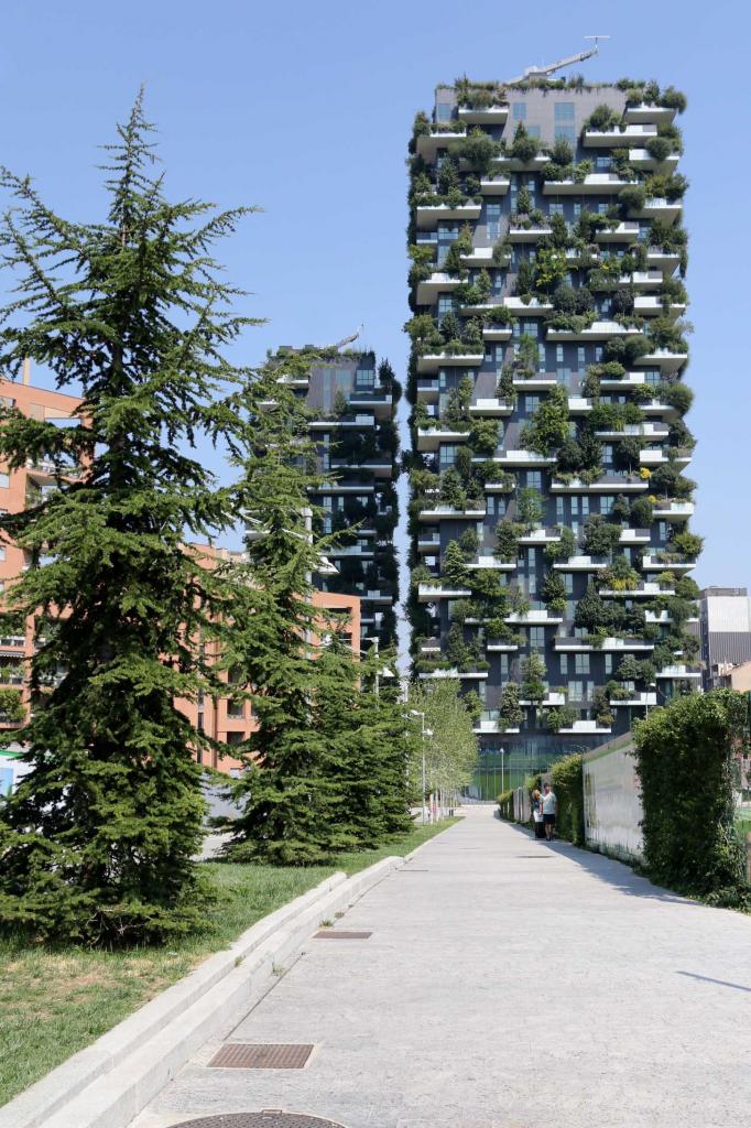 Porta-Nuova avec ses gratte-ciel couverts d'arbres ...