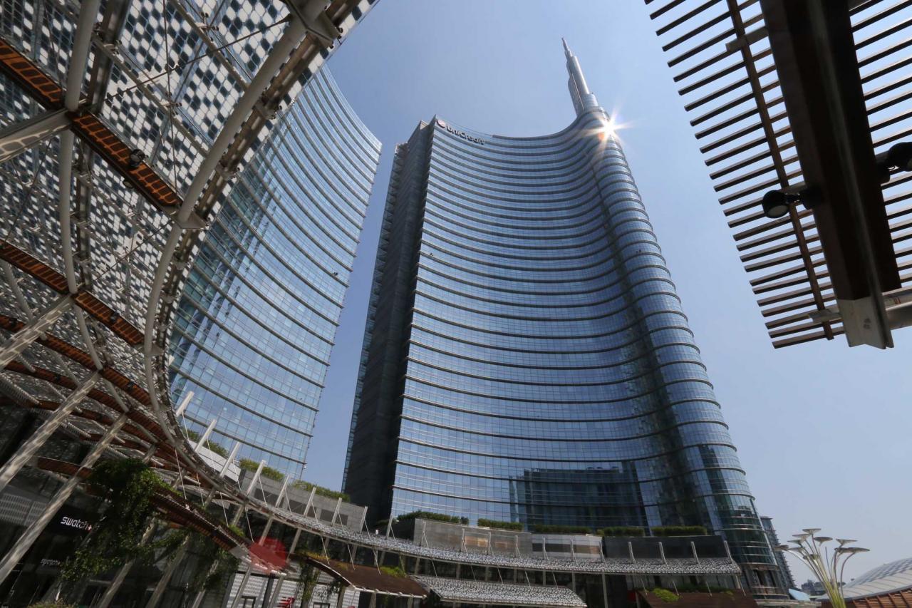 soit la tour UniCrédit qui répond aux flèches du Duomo