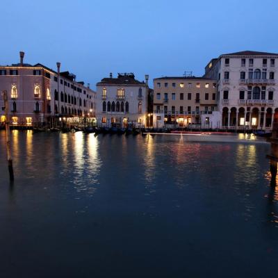 Le grand canal et ses palais et palaces aux abords du Rialto