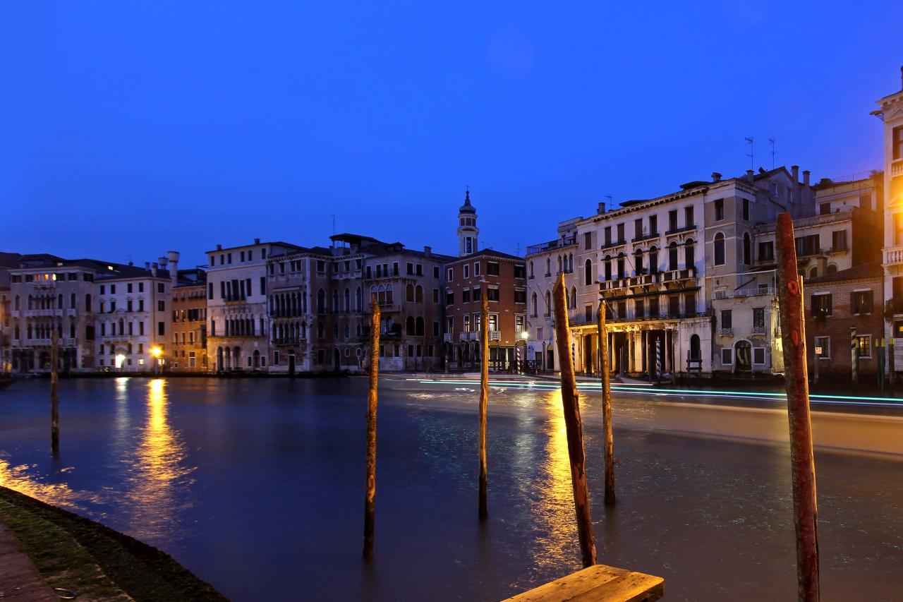 Le grand canal et ses palais et palaces aux abords du Rialto