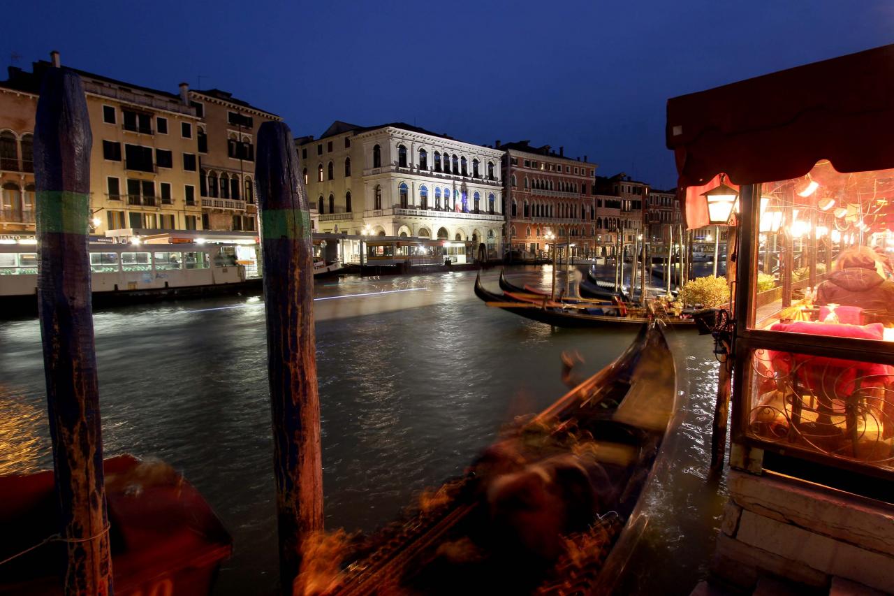 Le grand canal et ses palais et palaces aux abords du Rialto