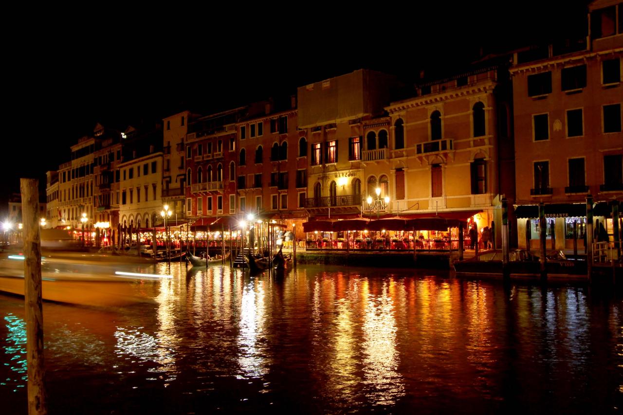 Le grand canal et ses palais et palaces aux abords du Rialto