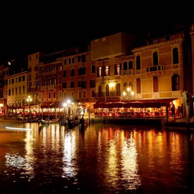 Le grand canal et ses palais et palaces aux abords du Rialto