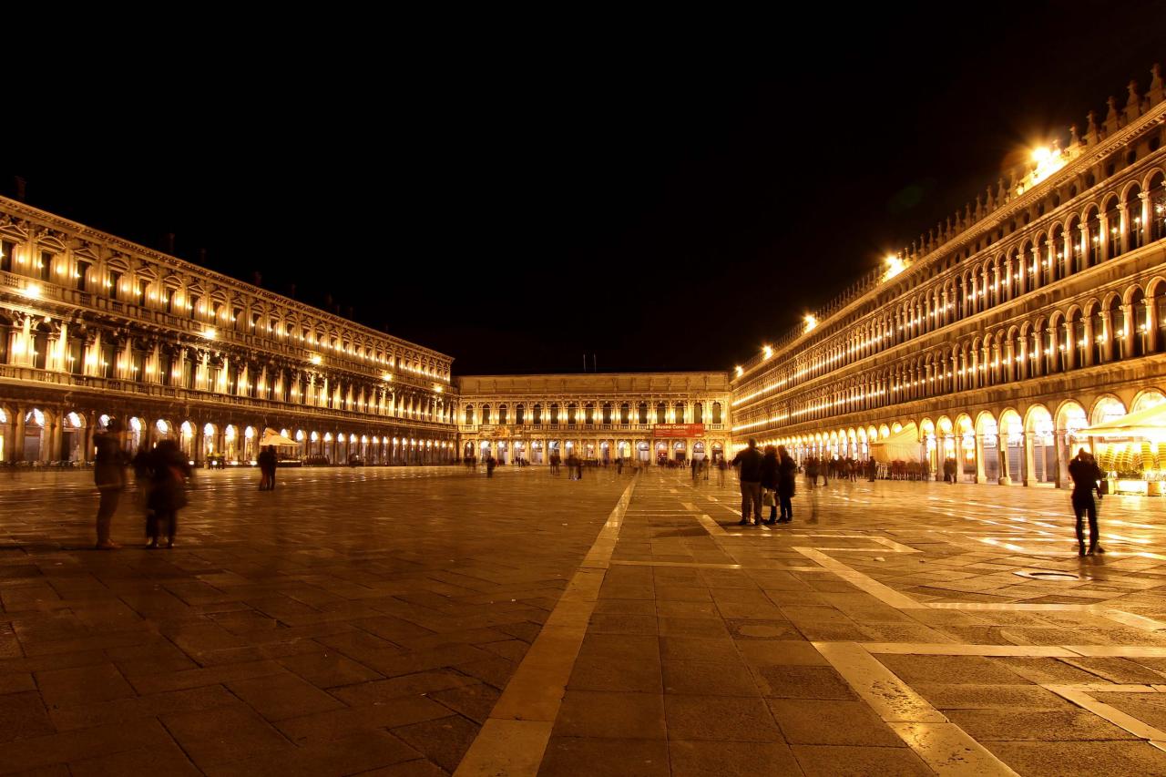 La place Saint-Marc au coeur de Venise.175 m de long sur 83 m de large