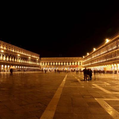 La place Saint-Marc au coeur de Venise.175 m de long sur 83 m de large