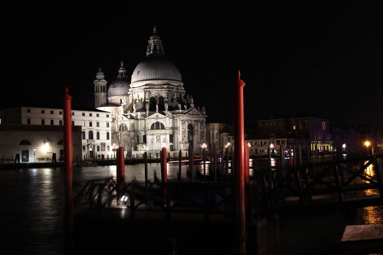 SANTA MARIA DELLA SALUTE à la pointe du quartier Dorsoduro