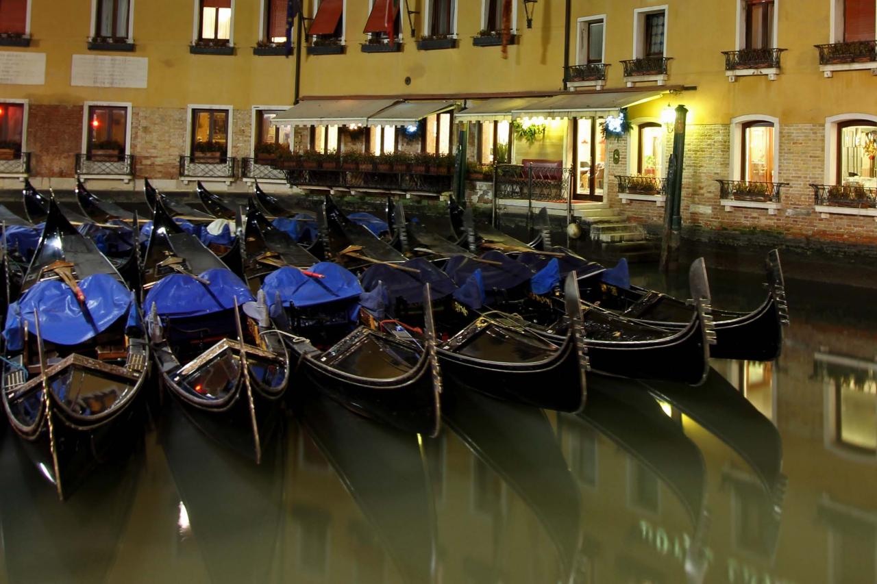 La gondole , véritable symbole de Venise...