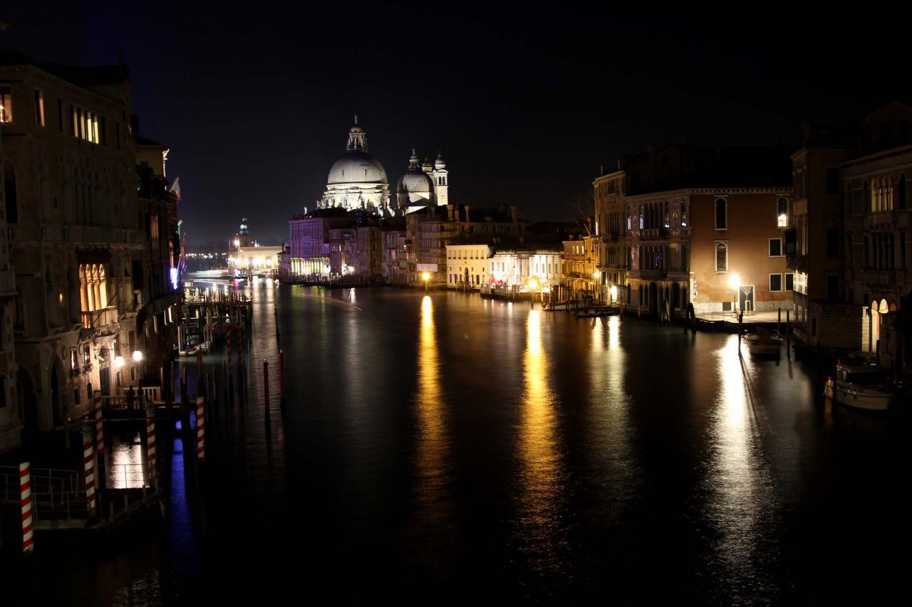 Célèbre vue sur le grand canal et l'église Santa Maria della Salute.