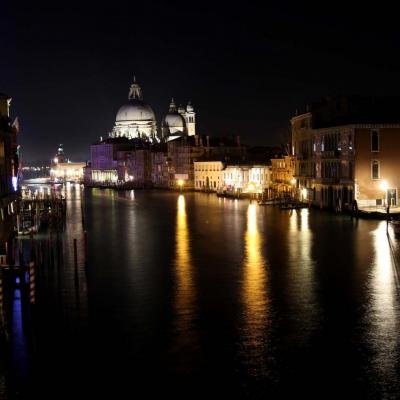 Célèbre vue sur le grand canal et l'église Santa Maria della Salute.