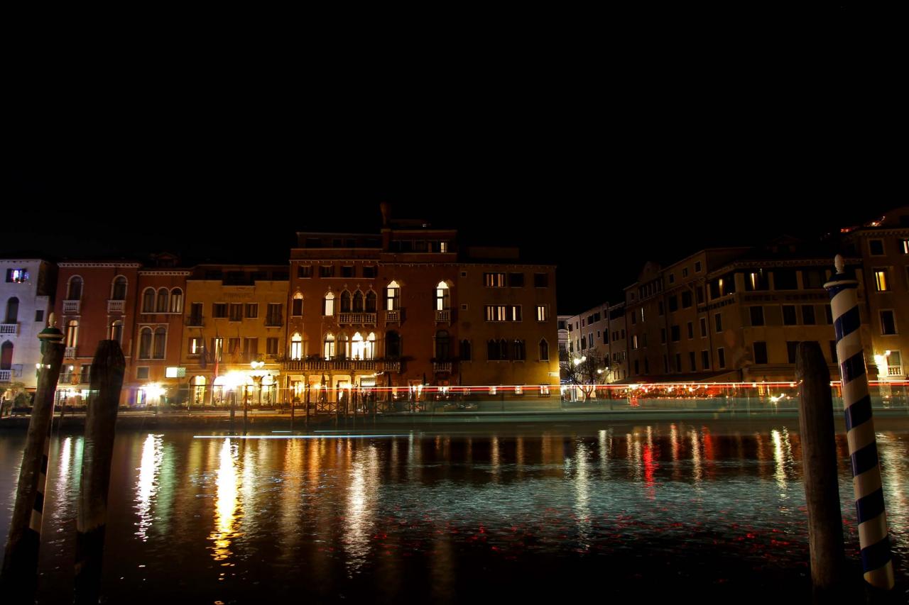 Un vaporetto, à peine visible, passe sur le grand canal