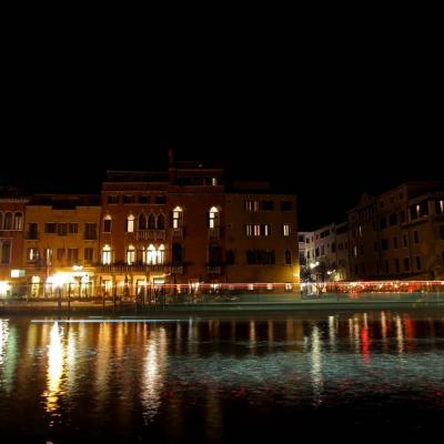 Un vaporetto, à peine visible, passe sur le grand canal