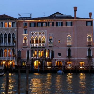 Le grand canal et ses palais et palaces aux abords du Rialto