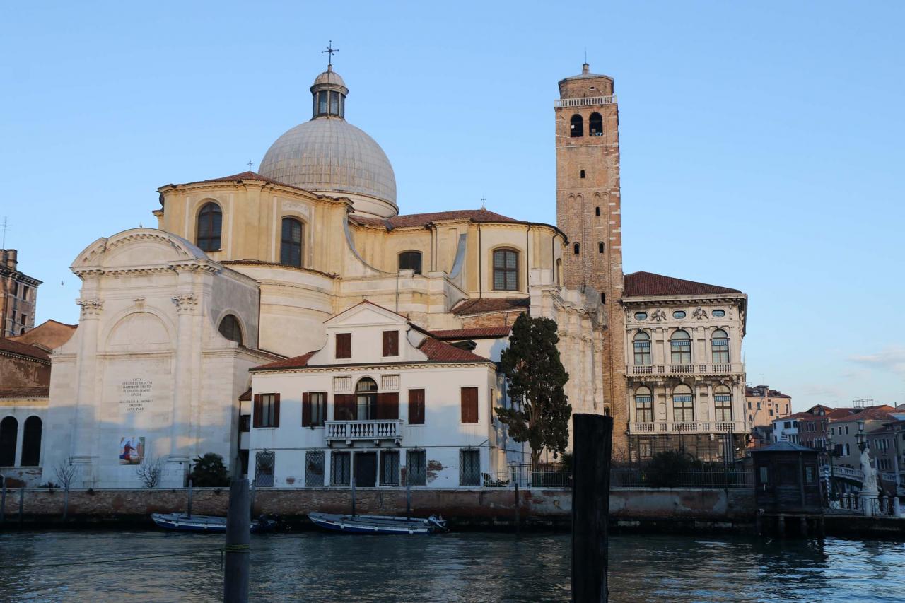 L'église San Geremia a la particularité de pouvoir être vue de 3 cotés