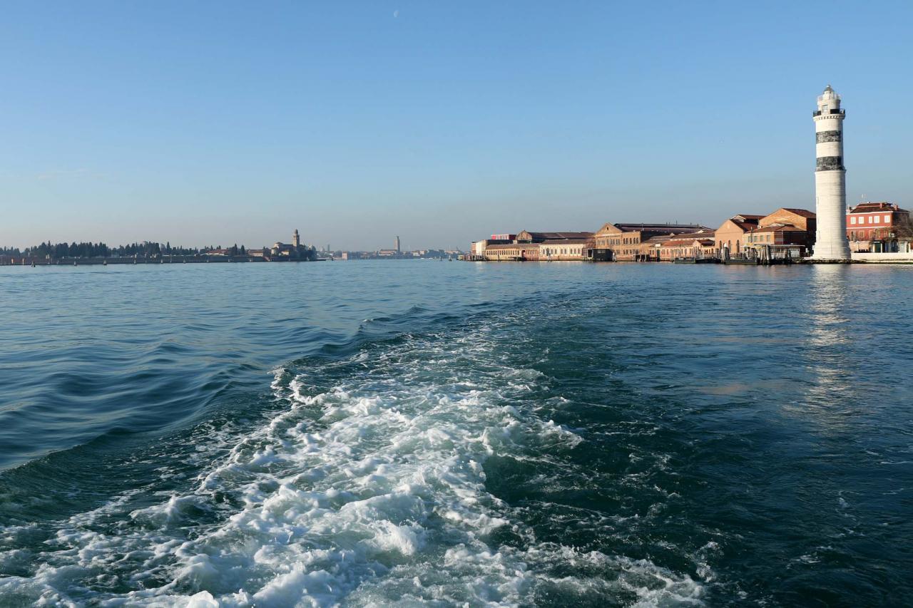 A gauche le cimetière de Venise (île San Michele)en face de Murano