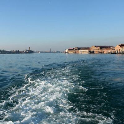 A gauche le cimetière de Venise (île San Michele)en face de Murano