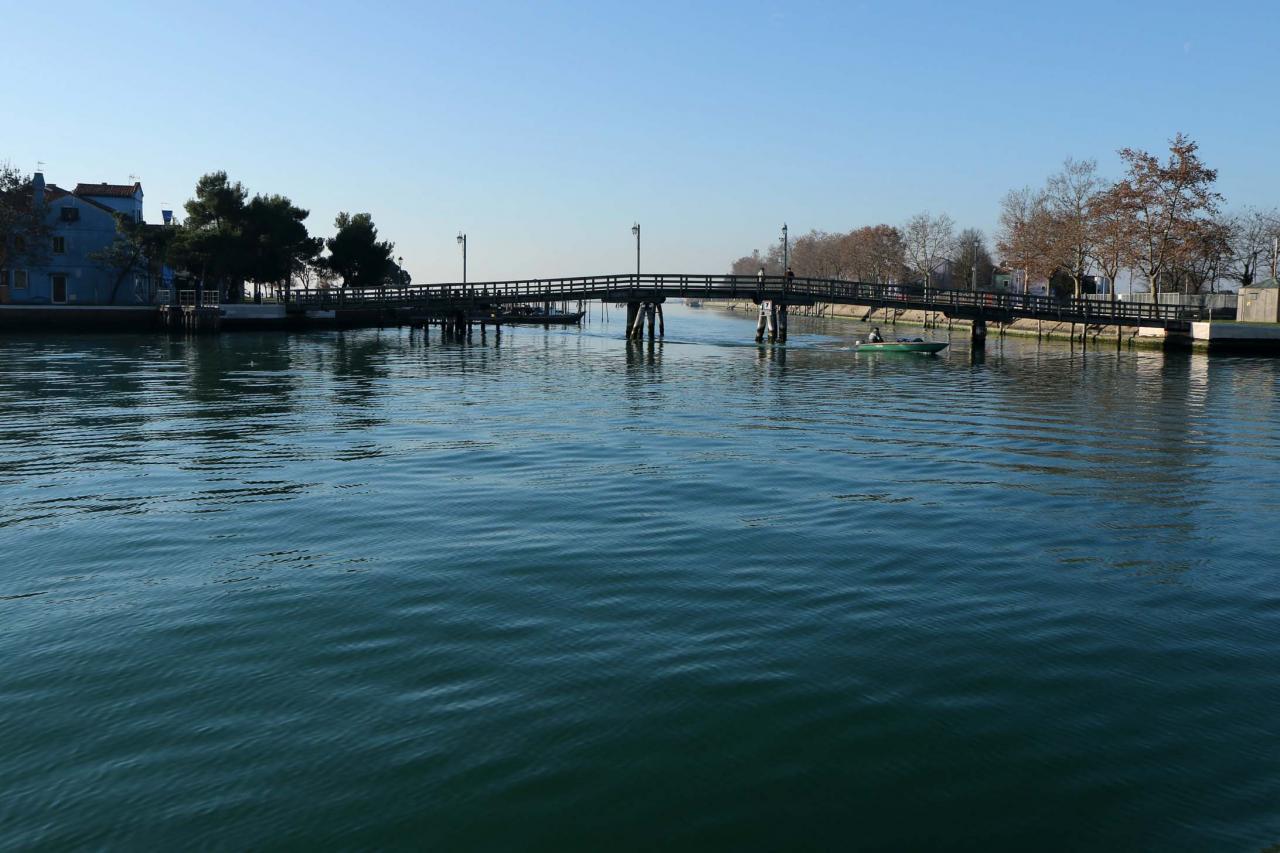 L'accès entre Mazzarbo et Burano se fait par un pont