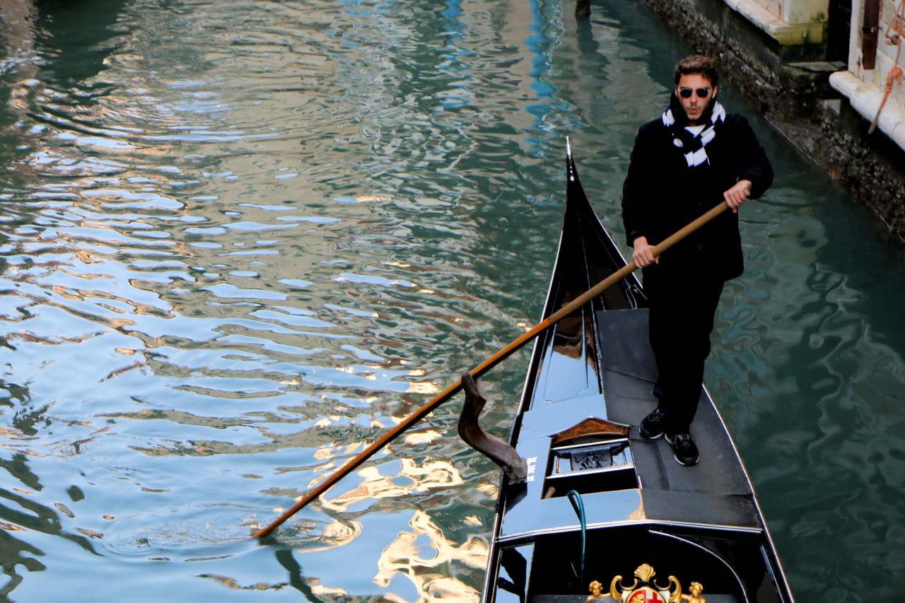 La gondole , véritable symbole de Venise...