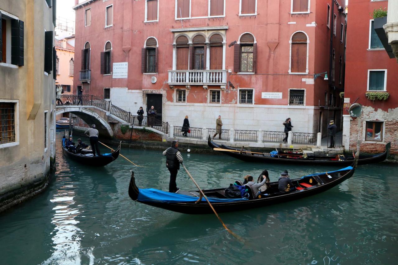 La gondole , véritable symbole de Venise...