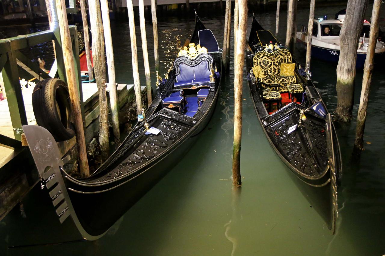 La gondole , véritable symbole de Venise...