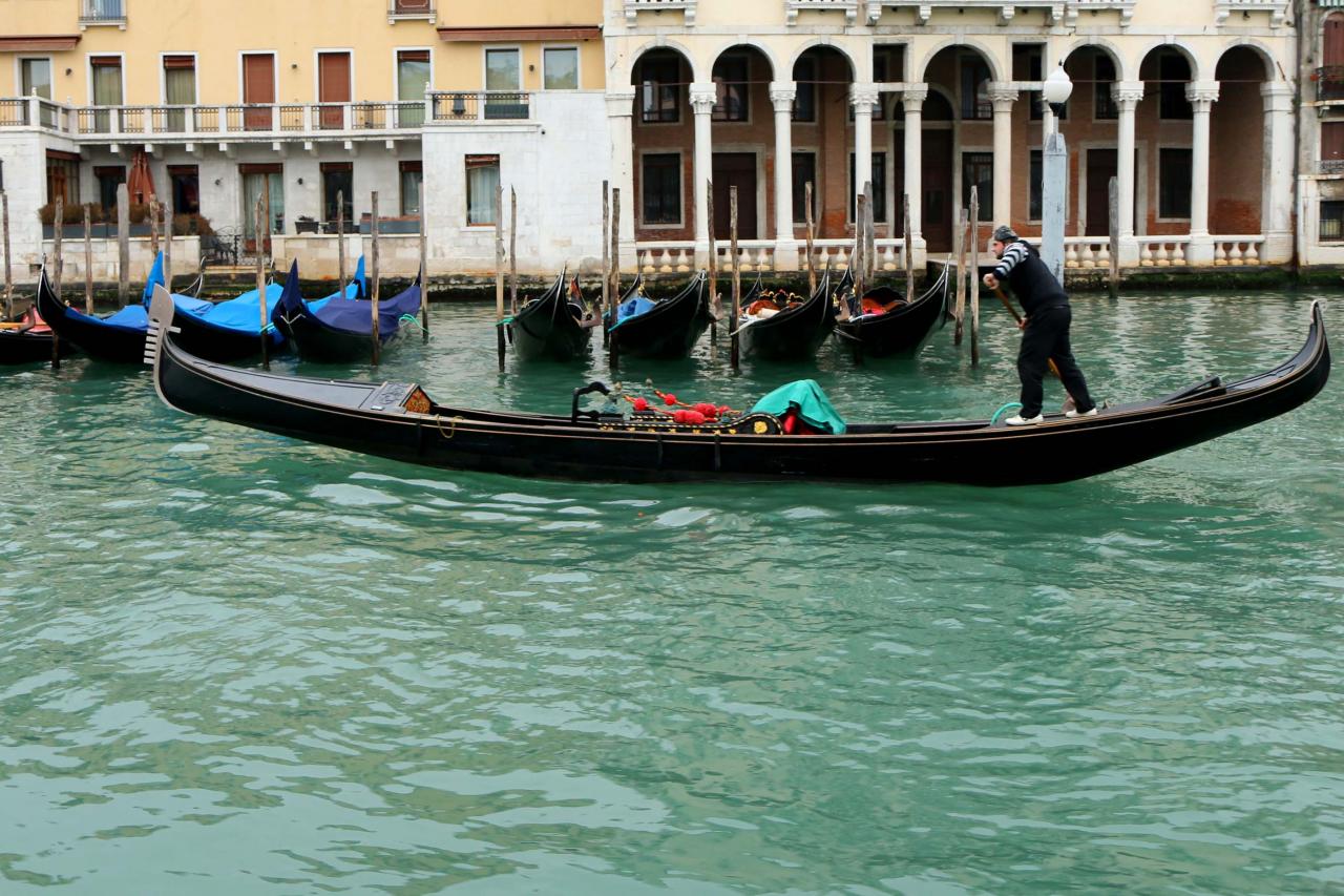 La gondole , véritable symbole de Venise...