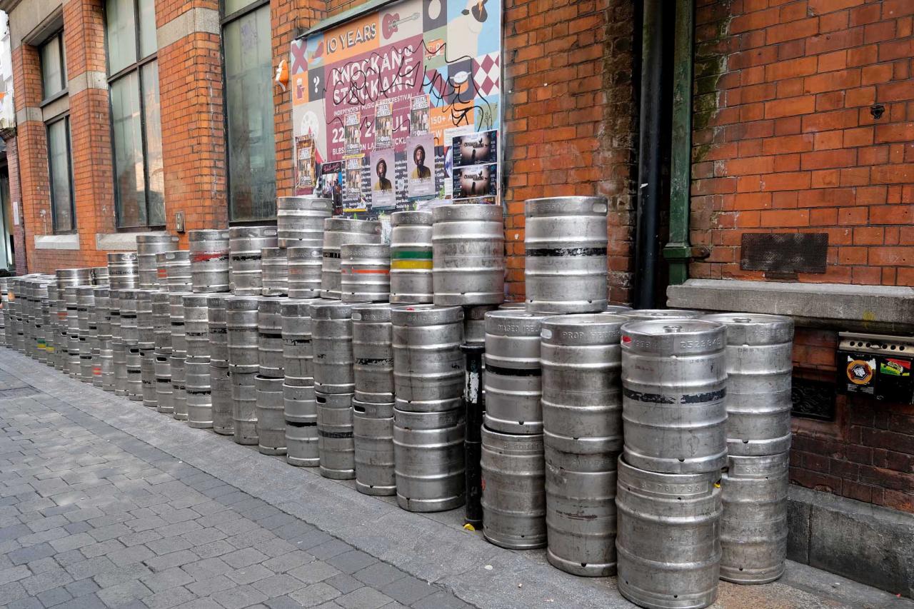 dans les petites rues de Dublin, les fûts de Guinness !