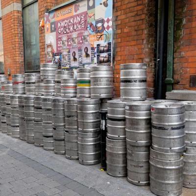 dans les petites rues de Dublin, les fûts de Guinness !