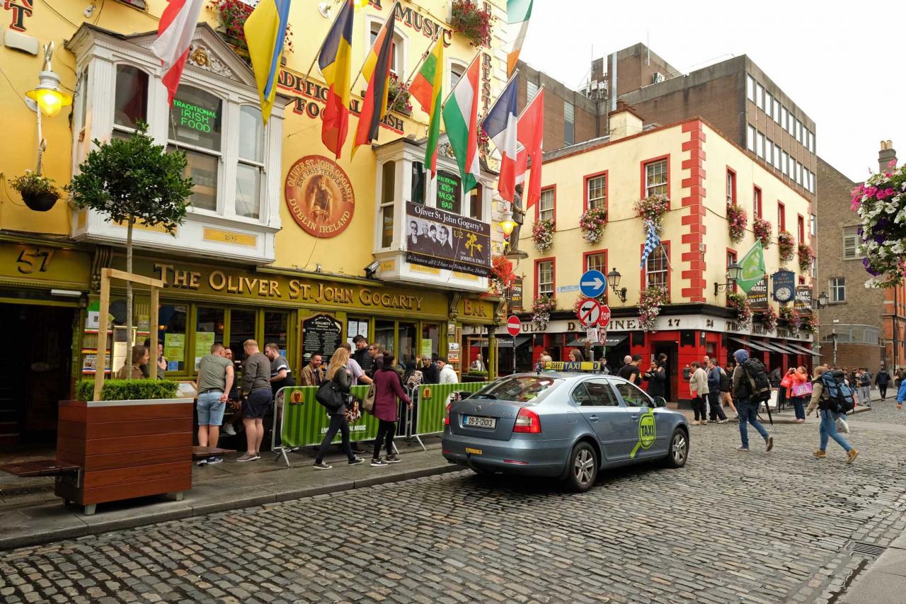 Une pinte de trop ... pas grave, taxis et calèches attendent devant ce pub