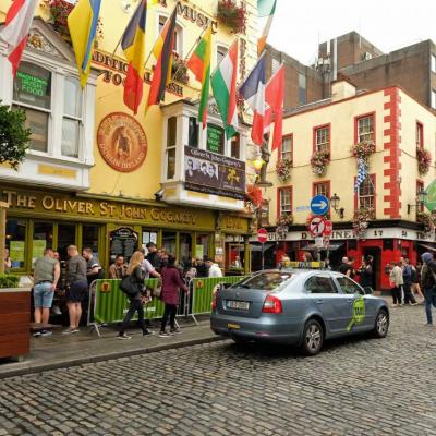 Une pinte de trop ... pas grave, taxis et calèches attendent devant ce pub