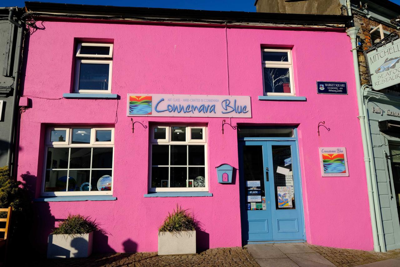 Clifden, maisons colorées, rues animées, nombreux pubs et restaurants