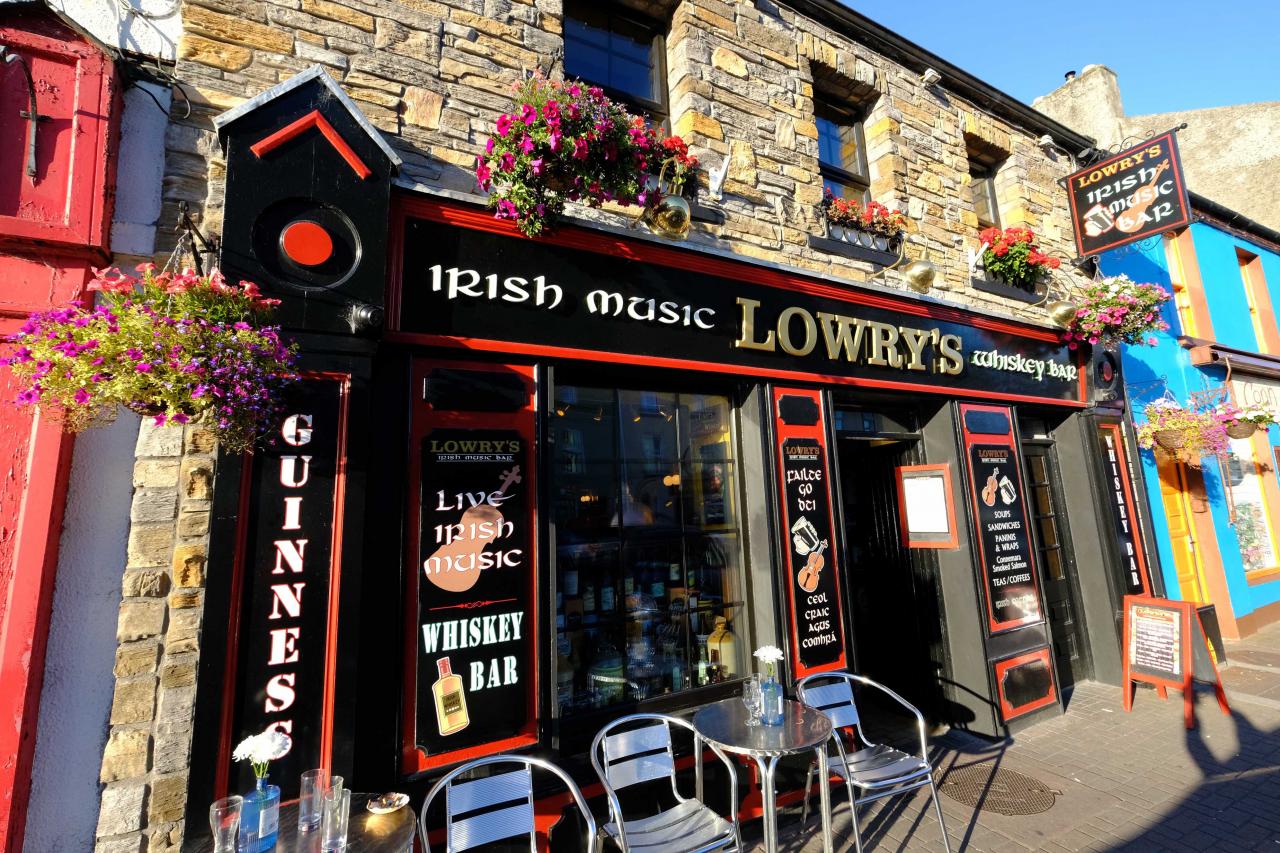 Clifden, maisons colorées, rues animées, nombreux pubs et restaurants