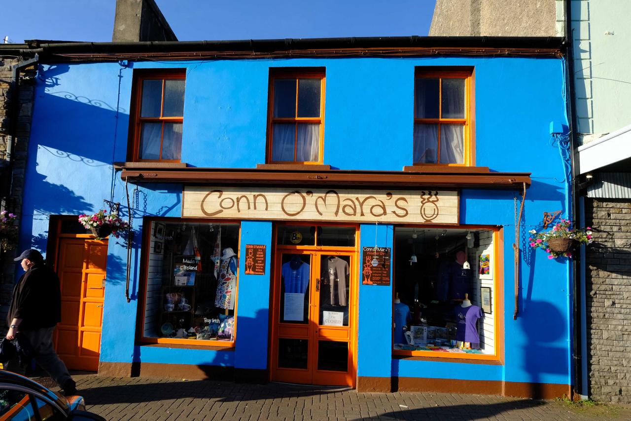 Clifden, maisons colorées, rues animées, nombreux pubs et restaurants