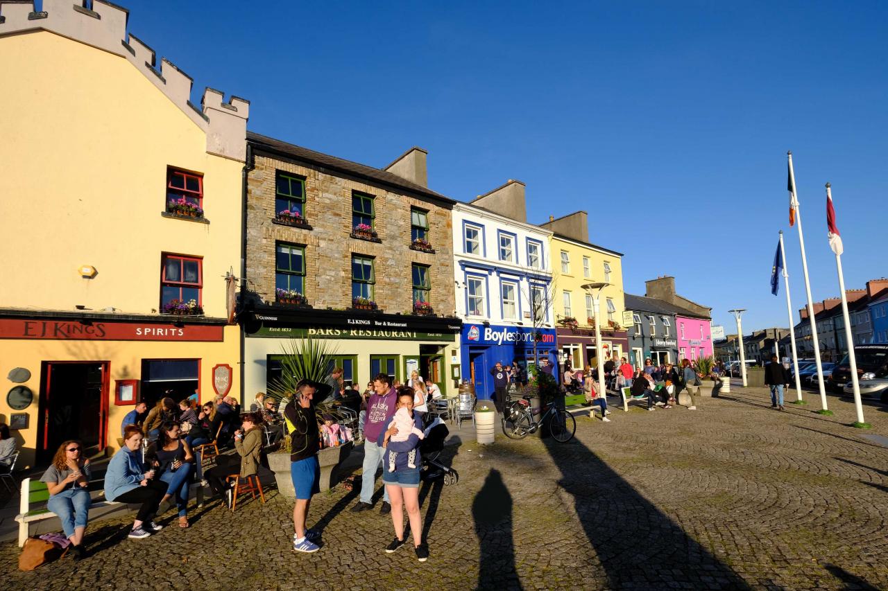 Clifden, maisons colorées, rues animées, nombreux pubs et restaurants