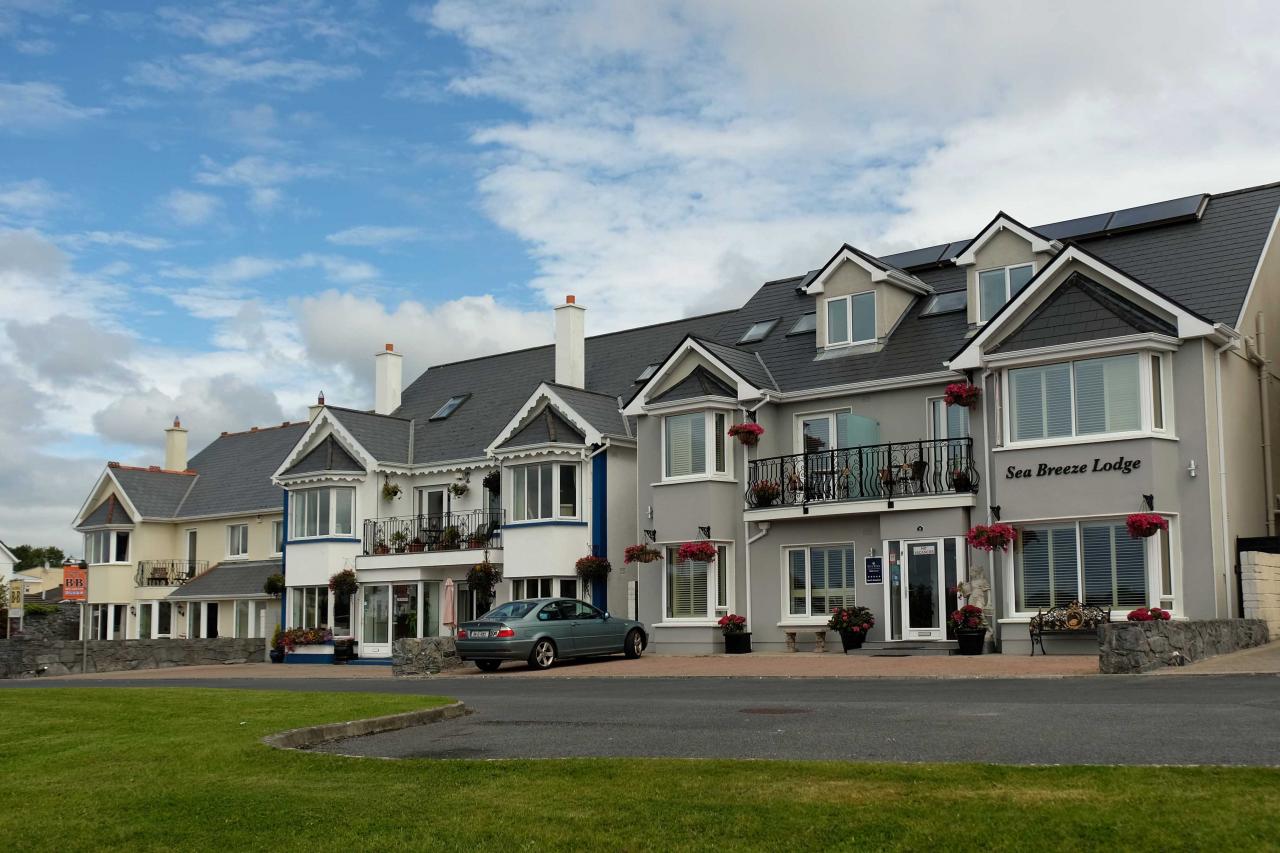 quartier de Galway en bord de mer avant que les nuages s'installent