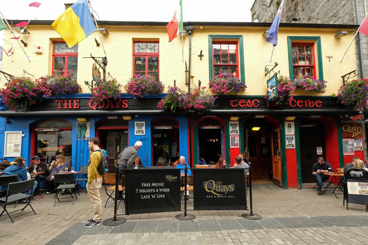 pubs peints de couleurs vives où résonne de la musique partout