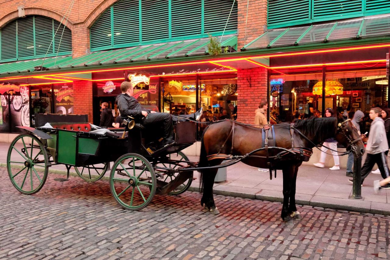 Une pinte de trop ... pas grave, taxis et calèches attendent devant ce pub