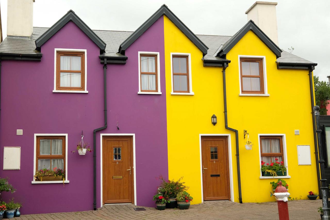 village célèbre pour ses nombreuses maisons colorées. 