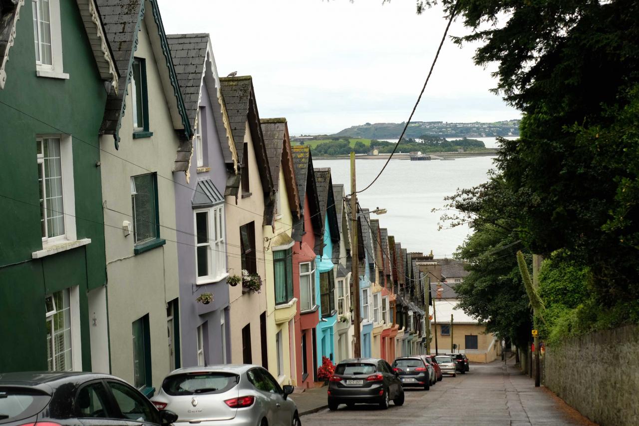 Des rues longées de maisons colorées dévalent vers la mer
