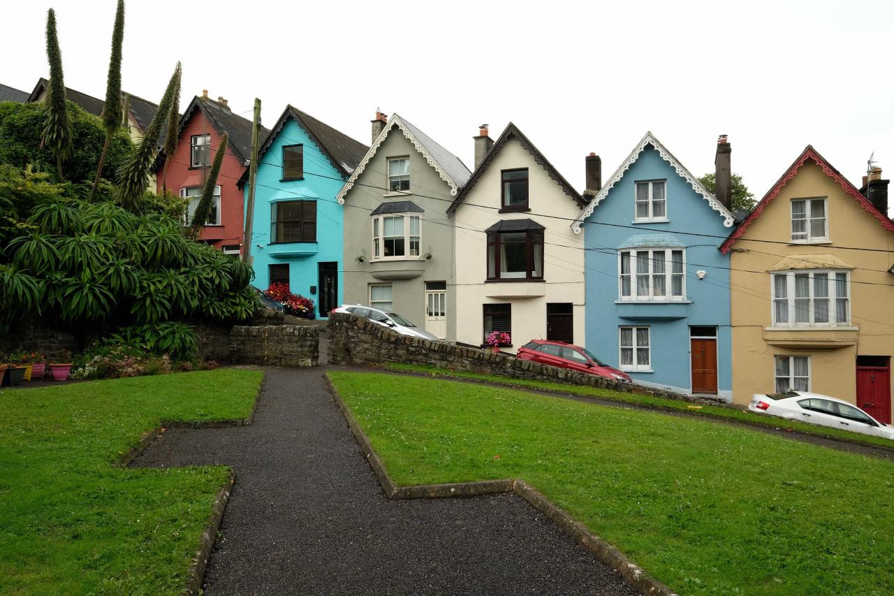 Des rues longées de maisons colorées dévalent vers la mer
