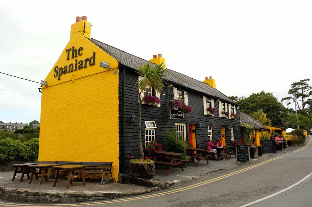 sur les hauteurs de Kinsale, un pub qui flash !