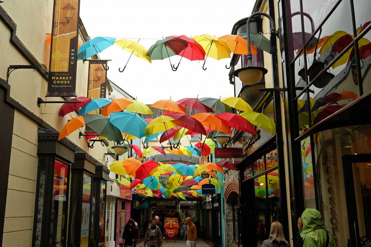 les parapluies de Kilkenny donnent de la couleur sous ce ciel blanc