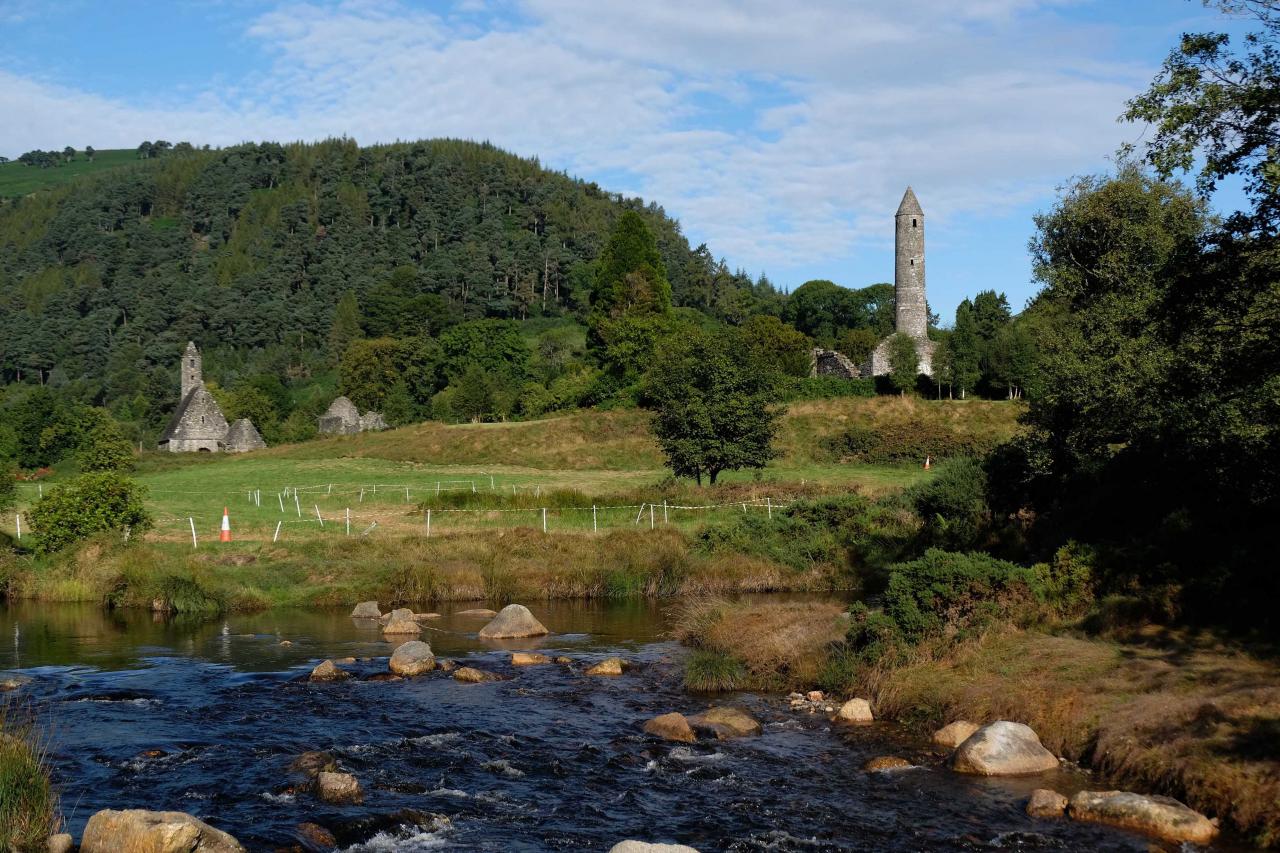 Glendalough accueille les ruines d'un ancien monastère du VIème siècle