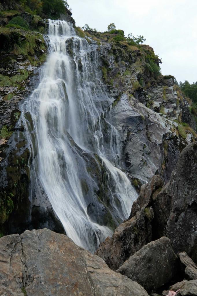 au pied des montagnes de Wicklow, la cascade s’étend sur 121m de haut